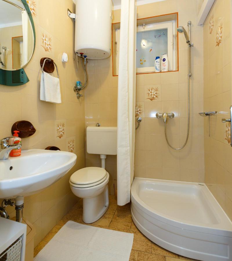 Apartments Lovorik Кърк Екстериор снимка